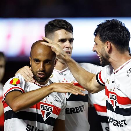 Lucas, Oscar e Calleri comemoram gol do São Paulo sobre o Novorizontino, nas quartas do Paulistão
