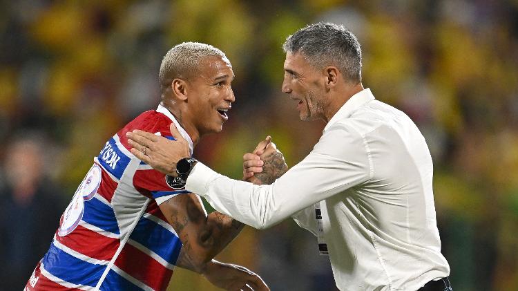 Deyverson celebrates with Vojvoda after scoring in Bucaramanga x Fortaleza, confrontation of Libertadores Deyverson celebrates with Vojvoda after scoring in Bucaramanga x Fortaleza, confrontation of Libertadores
