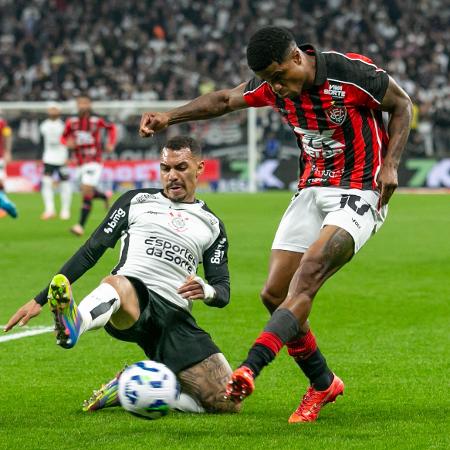 Matheuzinho tenta desarmar durante Corinthians x Vitória, jogo do Brasileirão - GIL GUZZO/O FOTOGRÁFICO/ESTADÃO CONTEÚDO