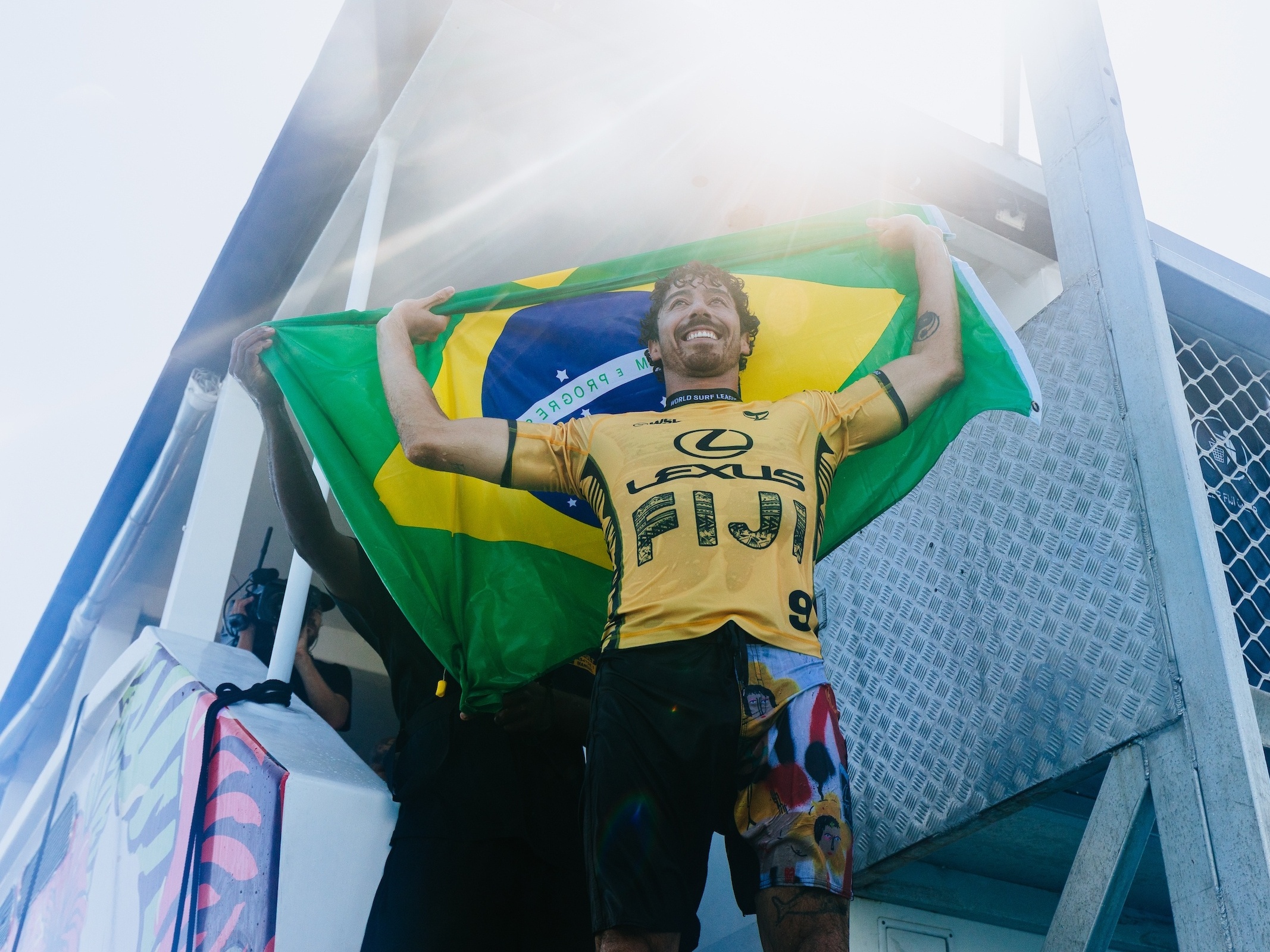 Yago Dora conquista o título mundial de surfe e mantém Brasil no topo