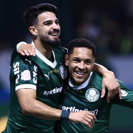 Flaco López e Vitor Roque comemoram gol do Palmeiras sobre o Vasco em jogo do Brasileirão Flaco López e Vitor Roque comemoram gol do Palmeiras sobre o Vasco em jogo do Brasileirão