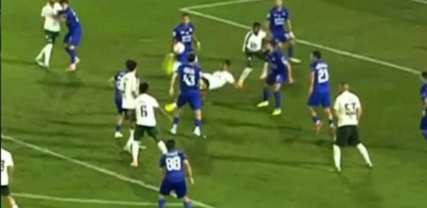 Zagueiro ex-Santos faz golaço de bicicleta durante jogo na Rússia; assista
