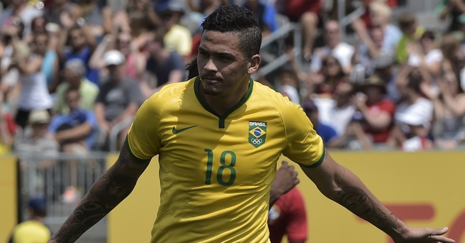Luciano comemora o gol de empate do Brasil com Panamá