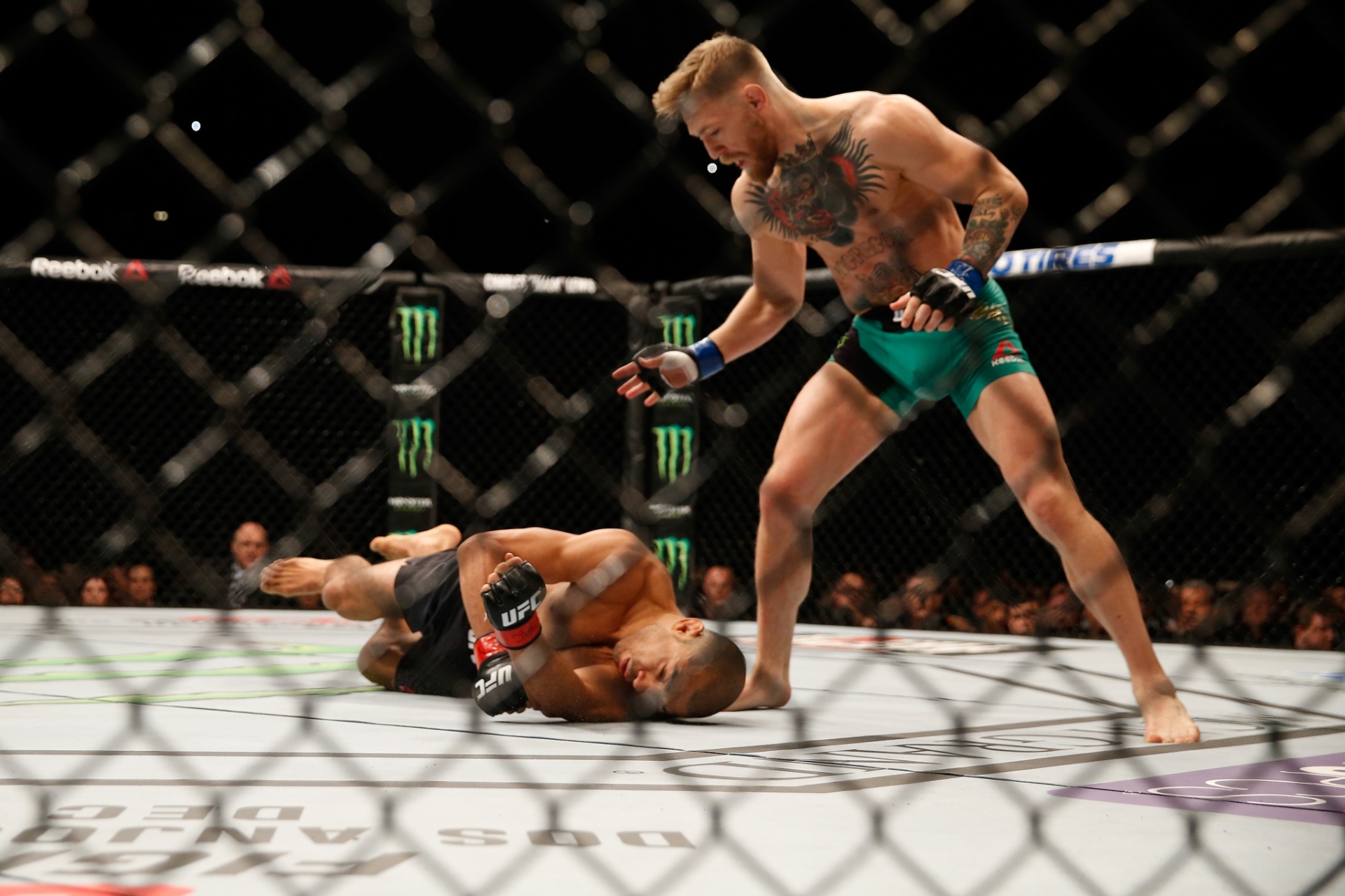 José Aldo desaba depois de soco de Conor McGregor, no UFC 194 - Christian Petersen/Zuffa LLC/Getty Images