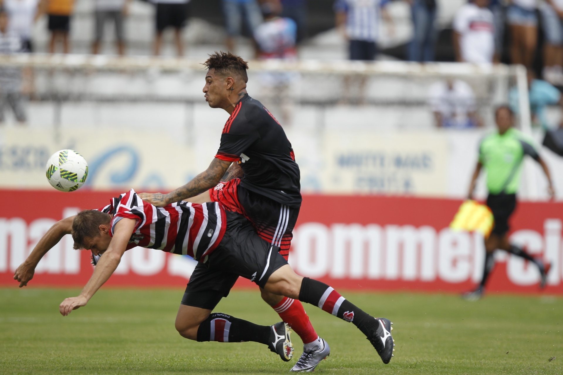 Guerrero derruba o adversário na briga pela bola - Gilvan de Souza / Flamengo