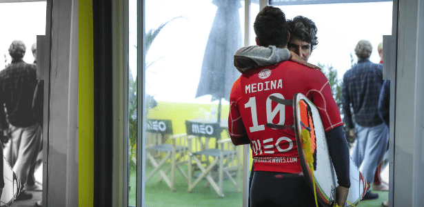 Charles e Gabriel Medina durante etapa de Portugual em 2016 - Kelly Cestari/WSL
