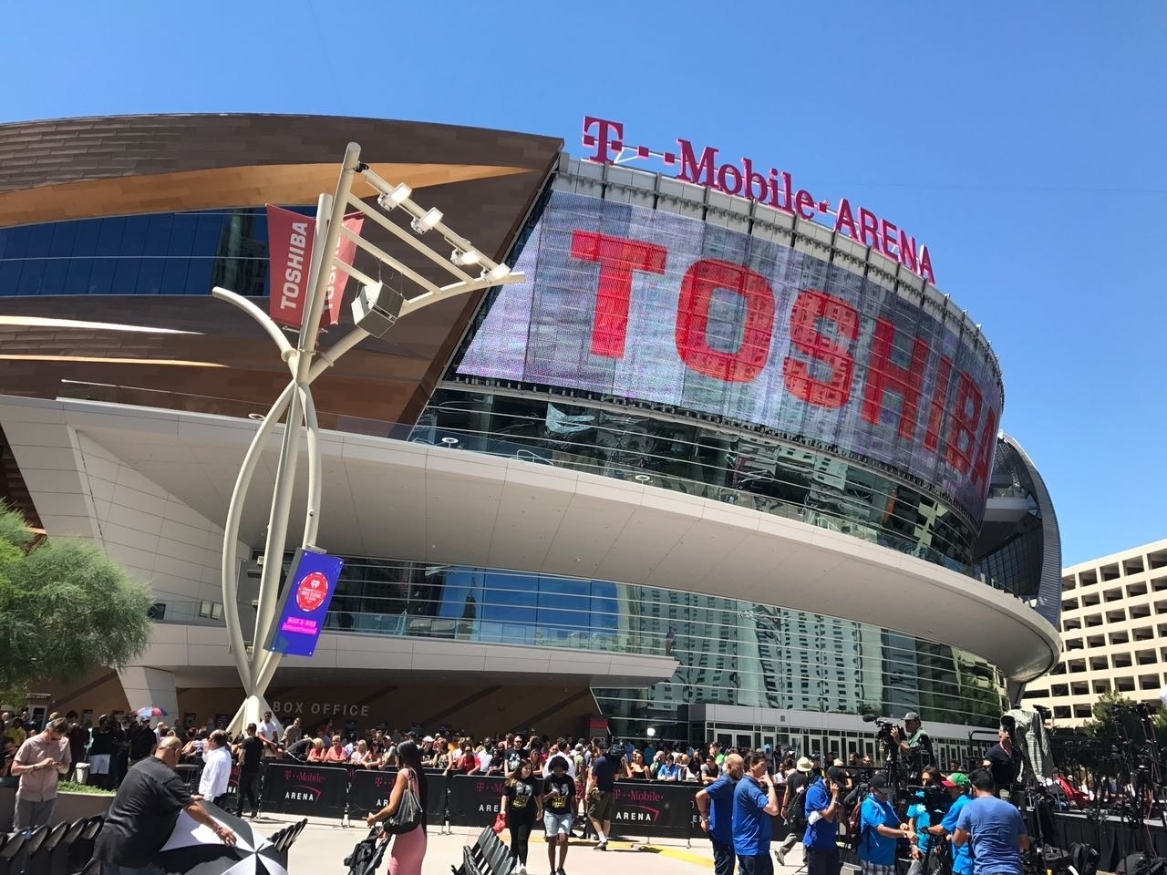 Torcedores se reúnem em frente ao T-Mobile Arena, em Las Vegas, para acompanhar o primeiro evento da semana - Jorge Corrêa/UOL