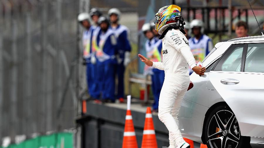Lewis Hamilton abandona a pista de Interlagos após o acidente na classificação - Mark Thompson/Getty Images