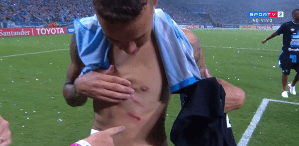 Luan mostra marca de chuteira no peito durante Grêmio x Independiente - Reprodução/SporTV
