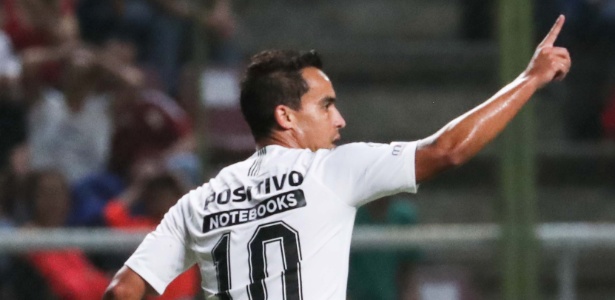 Jadson marcou três gols na goleada histórica do Corinthians sobre o Depoirtivo Lara - Miguel Gutiérrez/EFE