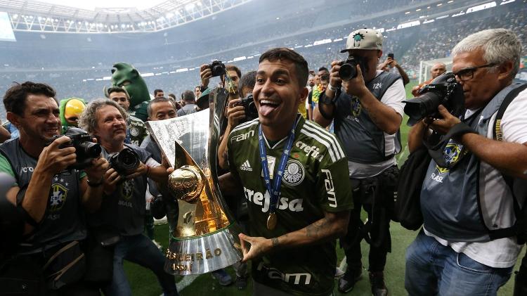 Dudu comemora o título do Campeonato Brasileiro com a taça