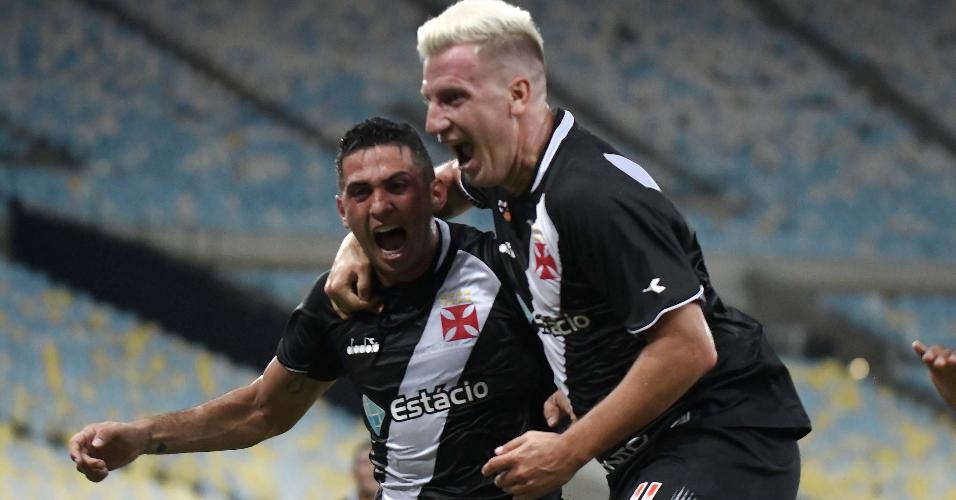 Danilo Barcelos e Maxi López comemoram gol do Vasco contra o Fluminense
