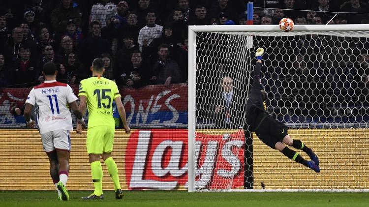 Ter-Stegen defende chute de Terrier - Jeff Pachoud/AFP - Jeff Pachoud/AFP