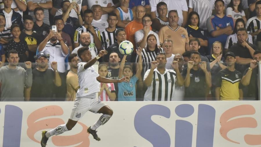 Rodrygo domina bola em jogo do Santos na Vila Belmiro - Ivan Storti/Santos FC