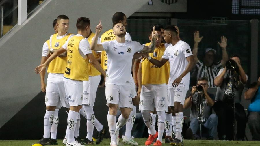 Sasha comemora gol do Santos contra o Fluminense - Marcello Zambrana/AGIF