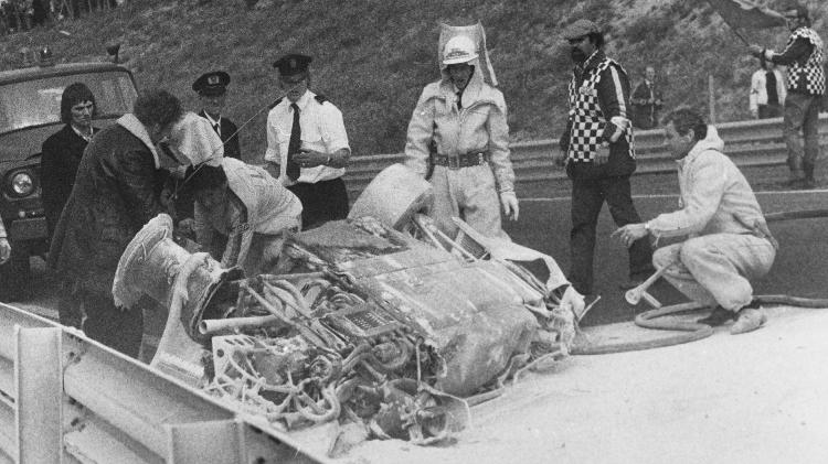 David Purley inspeciona destroços do carro de Roger Williamson após acidente fatal de 1973 - Central Press Photos/Hulton Archive/Getty Images - Central Press Photos/Hulton Archive/Getty Images