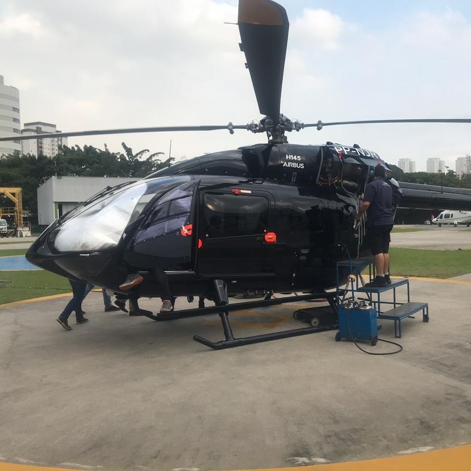 Neymar posa em mansão ao lado de helicóptero de R$ 50 milhões