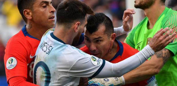Lionel Messi, da Argentina, se envolve em confusão com Gary Medel, do Chile, na disputa pelo terceiro lugar da Copa América na Arena Corinthians