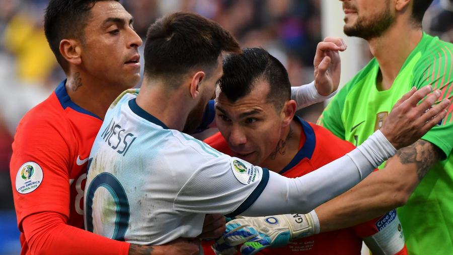 Lionel Messi, da Argentina, se envolve em confusão com Gary Medel, do Chile, na disputa pelo terceiro lugar da Copa América - Nelson Almeida/AFP