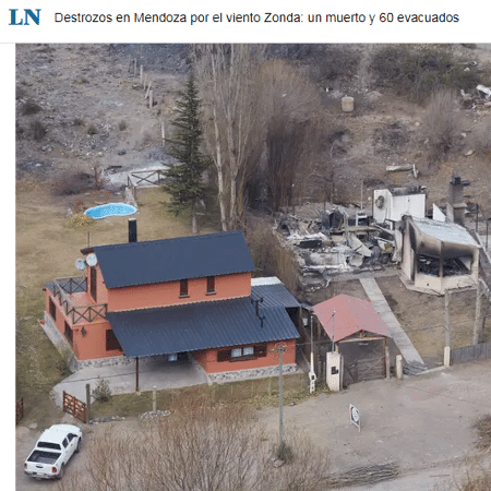 Casa destruída após queda de uma árvore em Mendoza pelos fortes ventos do fenômeno Zonda - Marcelo Aguilar / La Nación / Reprodução