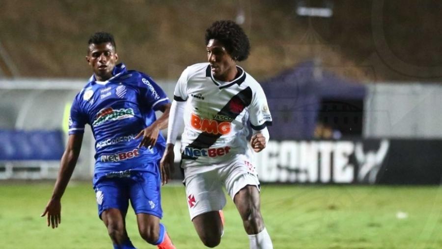 Talles Magno, de 17 anos, conduz a bola durante a partida entre Vasco e CSA em Cariacica (ES) - Carlos Gregório Júnior / Vasco