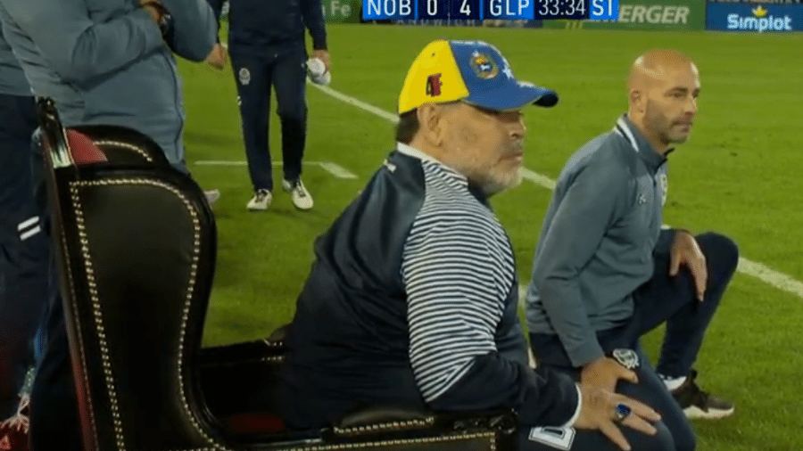 Diego Maradona, em trono durante jogo entre Newell"s e Gimnasia  - Reprodução/TNT