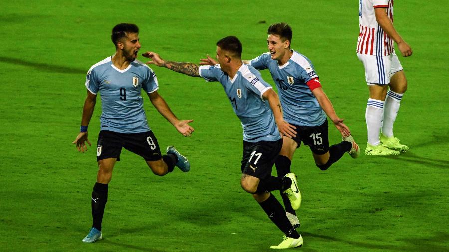 Diego Rossi, Juan Ignacio Ramirez e Facundo Waller comemoram gol do Uruguai diante do Paraguai pelo Pré-Olímpico, disputado na Colômbia - Juan Barreto/AFP
