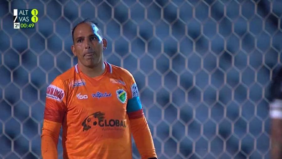 Rodrigo Ramos, goleiro do Altos do Piauí, fez boas defesas contra o Vasco - Reprodução/TV Globo