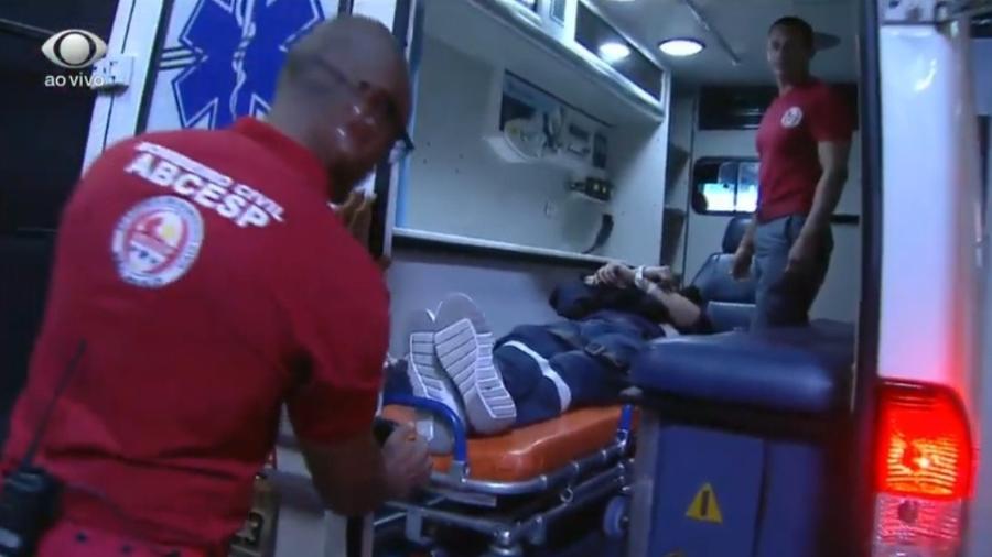 Ronaldo Giovanelli deixa programa em ambulância - Reprodução/Bandeirantes
