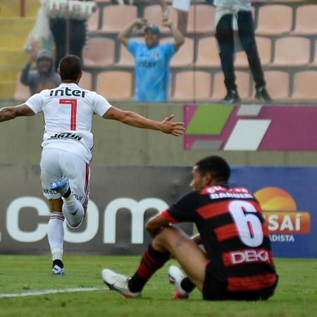Alexandre Pato comemora gol pelo São Paulo em partida contra o Oeste - Bruno Ulivieri/AGIF