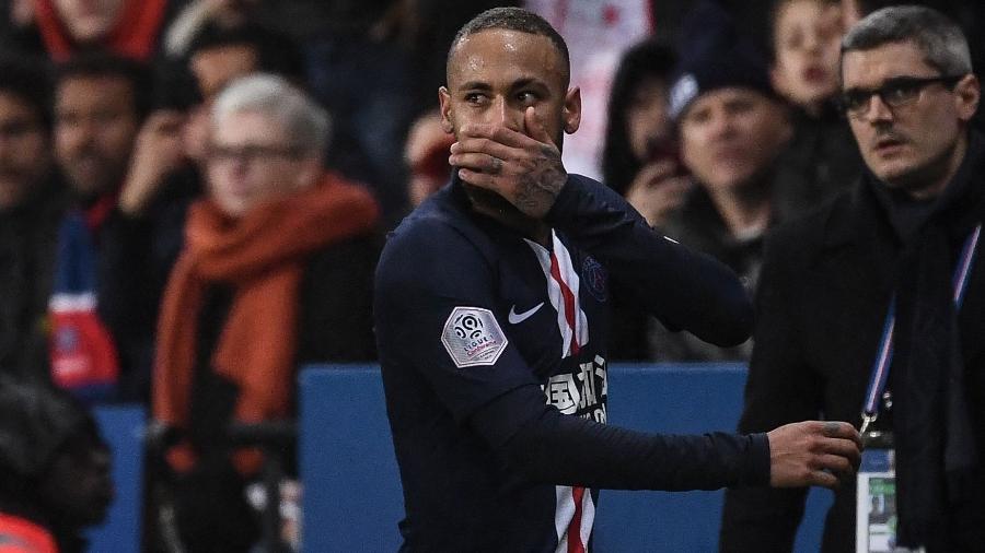 Neymar reage após ser expulso de jogo do PSG contra o Bordeaux - Franck Fife/AFP