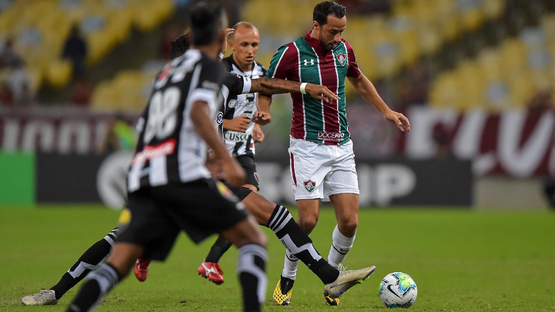 Nenê carrega a bola no duelo entre Fluminense x Botafogo-PB