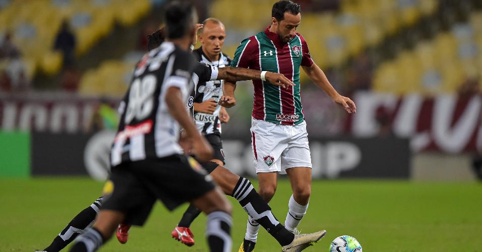 Nenê carrega a bola no duelo entre Fluminense x Botafogo-PB