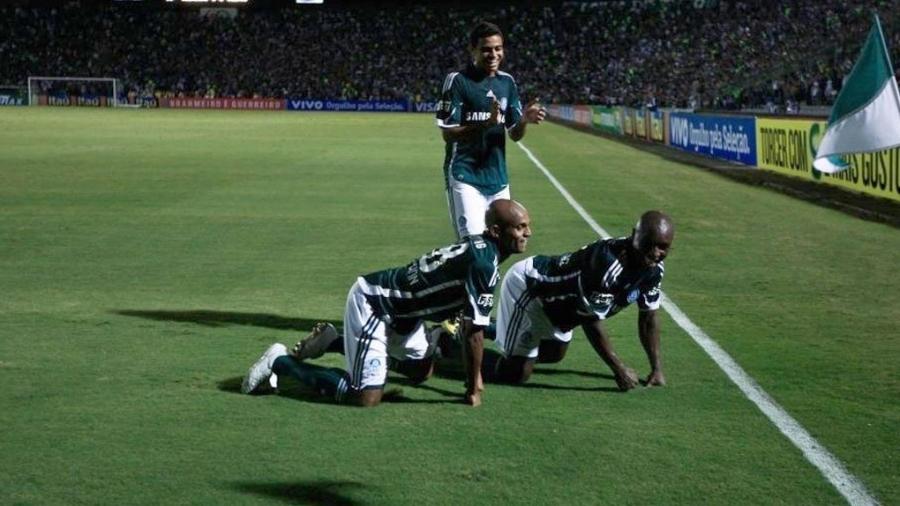 Jogadores do Palmeiras comemoram gol contra o Grêmio no último jogo oficial do Palestra Itália - Folha Imagem