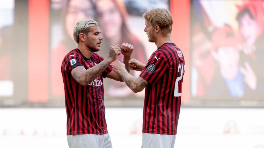 28.jun.2020 - Theo Hernandez e Simon Kjaer comemorando a vitória do Milan sobre a Roma - Soccrates Images / Getty Images
