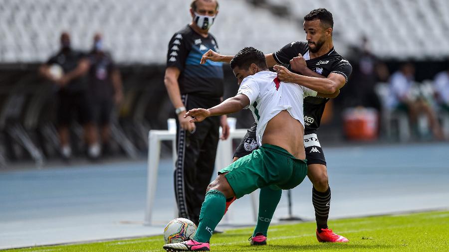 Caio Alexandre, do Botafogo, em lance com Luan, da Cabofriense - Thiago Ribeiro/AGIF