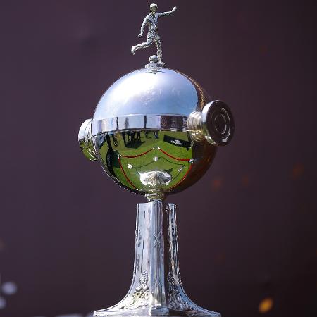 A cobiçada Taça Libertadores exposta em Lima, antes de Flamengo x River Plate - Manuel Velasquez/Getty Images