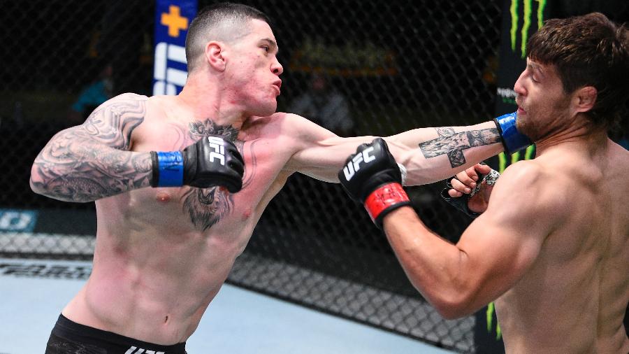 Wellington Turman, do Brasil, acerta soco em Andrew Sanchez no UFC de Las Vegas - Chris Unger/Zuffa LLC via Getty Images