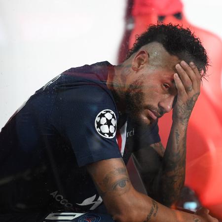Neymar chora após o PSG perder a Champions para o Bayern de Munique em Lisboa - Michael Regan / UEFA / Handout/Anadolu Agency via Getty Images