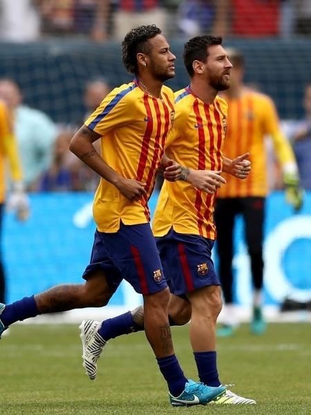 Neymar e Messi, durante aquecimento no Barcelona