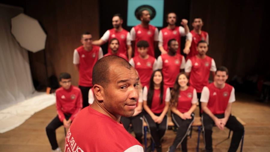 Ex-lateral direito de clubes como Fluminense e Santos hoje é diretor e treinador do Futsal Paulista de Clichy, na França - Reprodução/Facebook