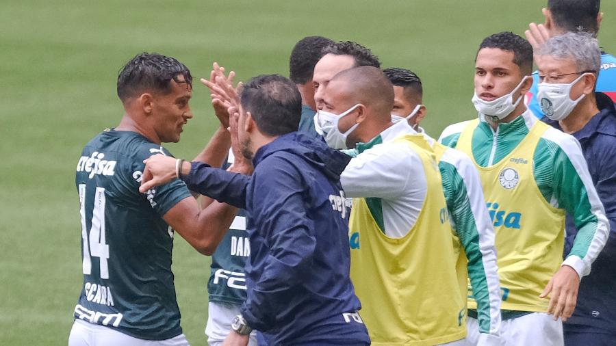 Scarpa comemora gol marcado contra o Ceará com seus companheiros  - Marcello Zambrana/AGIF