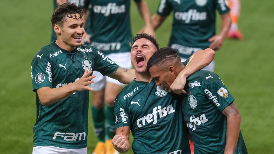 Willian e Gabriel Veron comemoram gol do Palmeiras sobre o Delfin, pela Libertadores - Marcello Zambrana/AGIF