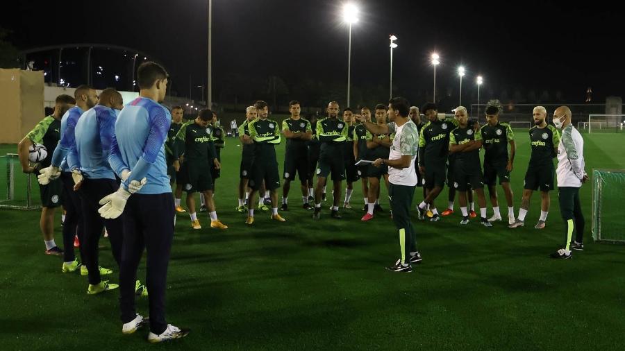 O técnico Abel Ferreira, do Palmeiras, conversa com o elenco durante treinamento, na cidade de Doha, no Qatar - Cesar Greco