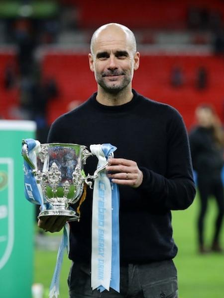 Guardiola conquistou o título da Copa da Liga Inglesa pela 4ª vez consecutiva pelo City - Reprodução Twitter/Manchester City FC