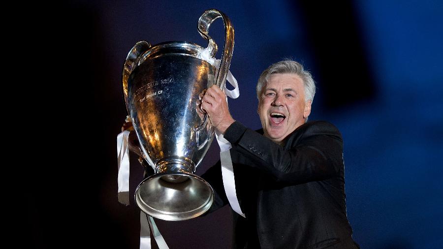 Carlo Ancelotti com o troféu da Liga dos Campeões após conquista pelo Real Madrid, em 2014 - Gonzalo Arroyo Moreno/Getty Images