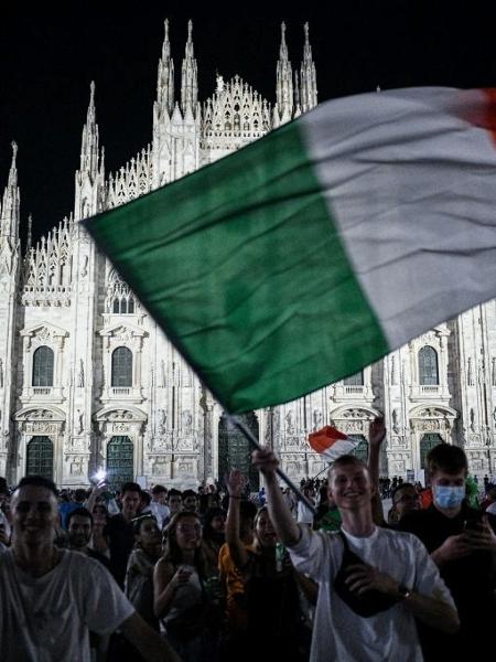 Pesquisas mostram que 70% dos italianos concordam com o estabelecimento de um salário mínimo no país. Na foto: pessoas em Milão após título da Itália na Eurocopa.