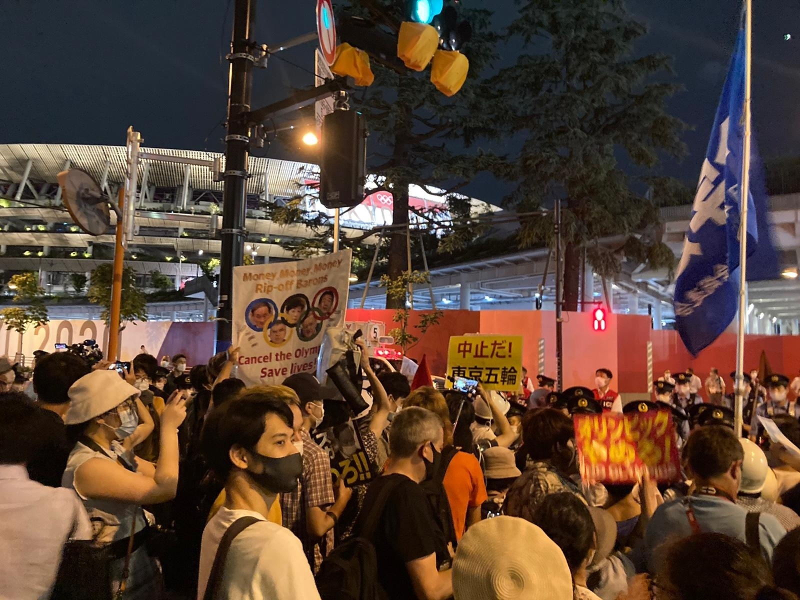 Abertura das Olimpíadas tem estádio vazio e protestos do lado de fora