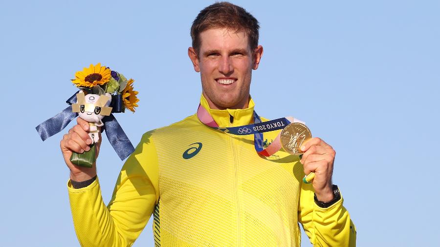 Matt Wearn comemora a medalha de ouro conquistada na classe laser em Tóquio-2020 -  Phil Walter/Getty Images