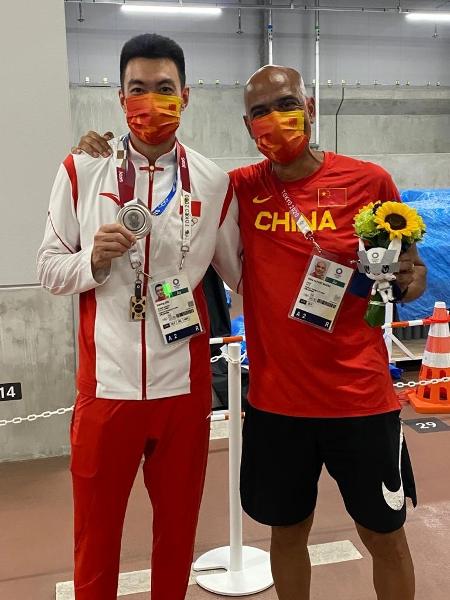 O chinês Zhu Yaming, prata olímpica no triplo, e o técnico Nélio Moura - Nélio Moura/Arquivo pessoal